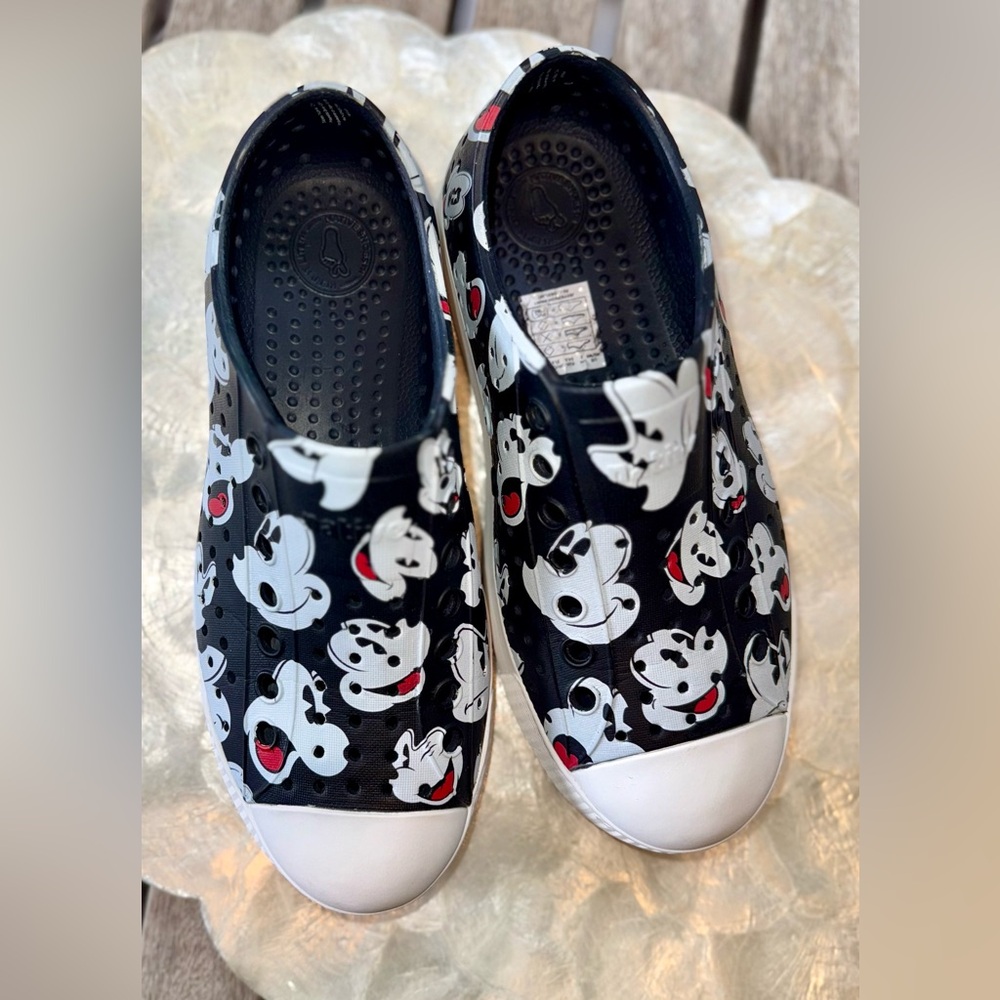 Like New Kids Disney Native Slip on All Over Mickey Mouse Print Shoes! - Picture 6 of 7